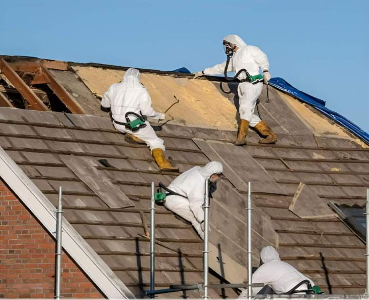 Désamiantage sécurisé de toitures anciennes.