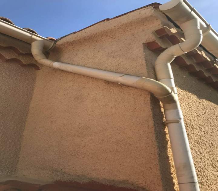 Travaux de zinguerie et pose de gouttières.