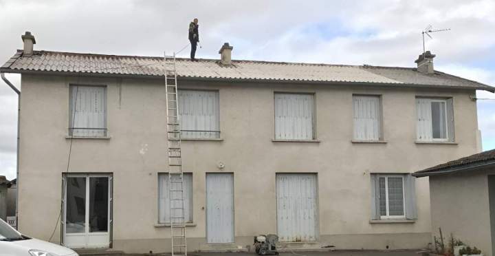 Nettoyage et démoussage pour une toiture saine.